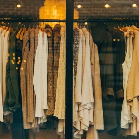 Projekt garderoby. Jakie wymiary powinna mieć szafa na ubrania?